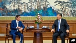 中国国家主席习近平2023年7月17日接见菲律宾前总统罗德里戈·杜特尔特(Rodrigo Duterte)。(美联社)