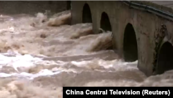 中国官媒央视视频显示,中国四川重庆陕西等地区遭受强降雨侵袭。(2022年8月29日)