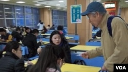 资料照 - 2016年12月,以独立参选人身份竞选地方人大代表的孙文广向山大学生宣传他的参政理念。