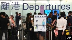 资料图:乘客在香港国际机场排队安检。(2022年4月1日)