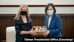 资料照片:台湾总统蔡英文在总统府会见到访的美国联邦参议员布莱克本。(2022年8月26日,台湾总统府图片)