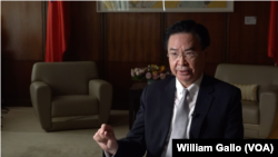 资料照片:2022年8月12日,台湾外交部长吴钊燮在台湾外交部接受美国之音专访。(美国之音记者加洛拍摄)