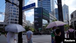 上海街头的大型电子显示屏显示股票市场的动态。(2022年8月3日)