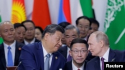 中国领导人习近平与俄罗斯总统普京在俄罗斯喀山举行的金砖国家峰会上交谈。(2024年10月24日)