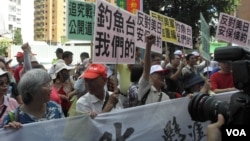示威者呼喊保钓口号,高举反美日安保条约标语 (美国之音叶兵拍摄)