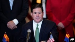 亚利桑那州共和党籍州长道格·杜西(Doug Ducey)2021年4月15日,在亚利桑那州凤凰城签署法案时发表讲话。杜西访问台湾,参观重点是半导体工业。(美联社照片)