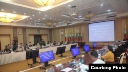 နေပြည်တော်ကို ရောက်ရှိနေတဲ့ တိုင်းရင်းသားလက်နက်ကိုင် ၃ ဖွဲ့ခေါင်းဆောင်နဲ့ စစ်ကောင်စီရဲ့ ငြိမ်းချမ်းရေးဆွေးနွေးရေးအဖွဲ့တို့ ဆွေးနွေးပွဲ
(သြဂုတ် ၂၃၊ ၂၀၂၂/ဓာတ်ပုံ-တပ်မတော်သတင်းမှန်ပြန်ကြားရေး)