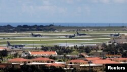2017年8月15日,美国太平洋领土关岛安德森空军基地停机坪上停放的美国军用飞机。