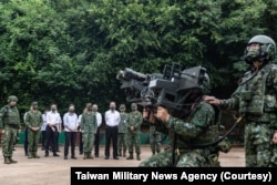 台湾总统蔡英文在澎湖视察台军士兵演习。(2022年8月30日)