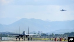 2022年8月4日,中国人民解放军东部战区空军和海军航空兵在中国一处不明地点飞行。