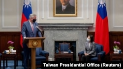 台湾总统蔡英在总统府会晤到访美国印第安纳州州长侯康安(Eric Holcomb)。(照片由台湾总统府8月22日发布)