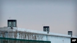 2021年4月23日,一人站在中国西部新疆维吾尔自治区大坂城3号看守所周边的一座塔楼里。(美联社照片)