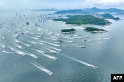 2022年8月16日,广东省阳江市的渔船在捕鱼季第一天出海。