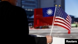 美国加利福尼亚州一名示威者手持台湾和美国旗帜表示支持台湾。(2017年1月14日资料图片)