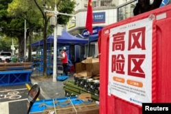 中国广东深圳街头竖立的一个新冠“高风险区”的警示牌。(2022年8月31日)