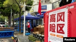 中国广东深圳街头竖立的一个新冠“高风险区”的警示牌。(2022年8月31日)