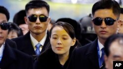朝鲜领导人金正恩的妹妹金与正(中)2018年2月9日抵达韩国津布火车站。(资料照片)