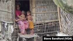စစ်တွေမြို့နယ်နားက နေရာချထားရေးရွာတရွာက ရိုဟင်ဂျာမိသားစု။