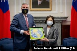 台湾总统蔡英在总统府会晤到访美国印第安纳州州长侯康安(Eric Holcomb)。(照片由台湾总统府8月22日发布)