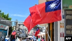 台湾旗帜在金门岛的街道两旁飘扬。(2022年8月11日)