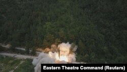 中国军队东部战区发布照片显示,中国火箭军针对台湾东部海域进行常规导弹实弹发射演习。(2022年8月5日)