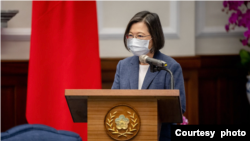 台湾总统蔡英文2022年8月23日向到访的前美国高级官员们发言(台湾总统府照片)