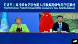 资料照片:中国国家主席习近平(右)与联合国人权事务高级专员米歇尔·巴切莱特举行视频会晤。(2022年5月25日)