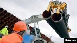 Сталеві труби навантажують для проекту "Північний потік 2" в гавані Мукран. Німеччина, травень, 2017