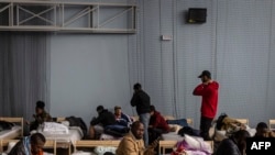 2022年2月28日,在波兰东部普热梅希尔的一个体育馆的临时住宿中看到在乌克兰学习的非洲学生。来自加纳的17 名学生周二成功返回自己的国家。