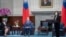 前美军参谋长联席会议主席穆伦(Mike Mullen,中)2022年3月2日在台湾总统府会见蔡英文。(台湾总统府照片)