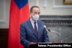 美军前参谋长联席会议主席穆伦在访问台湾总统府时讲话。(2022年3月2日)