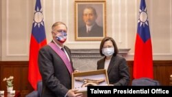 台湾总统蔡英文3月3日颁授美国前国务卿蓬佩奥“特种大绶景星勋章”。(台湾总统府提供)