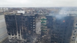 在乌克兰基辅地区的博罗迪安卡城,一栋住宅楼被炮击摧毁。 (2022 年 3 月 3 日)