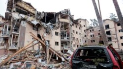 乌克兰基辅地区伊尔平市的一栋住宅楼被俄军炮击摧毁。(2022 年3月2日)