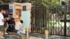 一名女子在广东省深圳的日本学校前放下一束鲜花。(2024年9月19日)