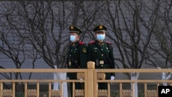 2022年3月3日,在一年一度的人大会议在北京召开前夕,中国武警在人民大会堂附近的天安门广场站岗。