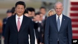 资料照片:美国副总统拜登在安德鲁空军基地欢迎中国国家主席习近平(2015年9月24日)。
