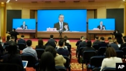中国官方避免谴责俄罗斯入侵乌克兰,外交部长王毅公开把发生乌克兰战争的责任推给西方国家。(图为王毅在人大会议期间的视频记者会上讲话。美联社)