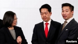 台湾总统蔡英文(左)在台北会见到访的美国国务院东亚暨太平洋事务局副助卿黄之瀚(右)和在台美国商会会长章锦华(中)。(2018年3月21日)