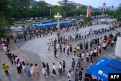 资料照:中国广东广州居民排队做核酸。(2022年7月31日)