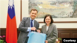英国贸易部国务大臣汉兹(Greg Hands,又译韩斯)曾在2016年访问台湾。(台湾总统府资料照片。)