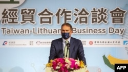 资料照:立陶宛贸易代表处处长卢百利(Paulius Lukauskas) 在台北举行的台湾与立陶宛的经贸合作洽谈会上讲话。(2022 年9月12日)