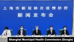 资料照片:上海市卫生健康委负责人在举行每日疫情新闻发布会。