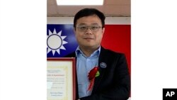 资料照:台商李孟居在台湾屏东县政府接受顾问证书。(2019年6月20日)