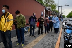 北京市民排队做新冠病毒核酸检测。(2022年4月26日)