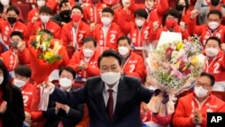 韩国总统当选人尹锡悦在首尔本党举行的庆祝会上。(2022年3月10日)