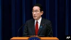 日本首相岸田文雄在东京宣布对俄罗斯实施新的制裁(2022年2月25日)