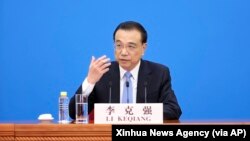 中国总理李克强在北京人大会堂全国人大会议闭幕后举行的记者会上讲话的照片。(2022年3月11日)