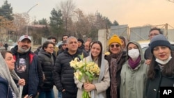 伊朗女明星塔拉内·阿里多斯蒂(Taraneh Alidoosti)获释后和朋友们拍照留念。(2023年1月4日)