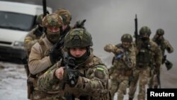 乌克兰士兵在白俄罗斯边境附近进行军事演习。(2023年1月11日)